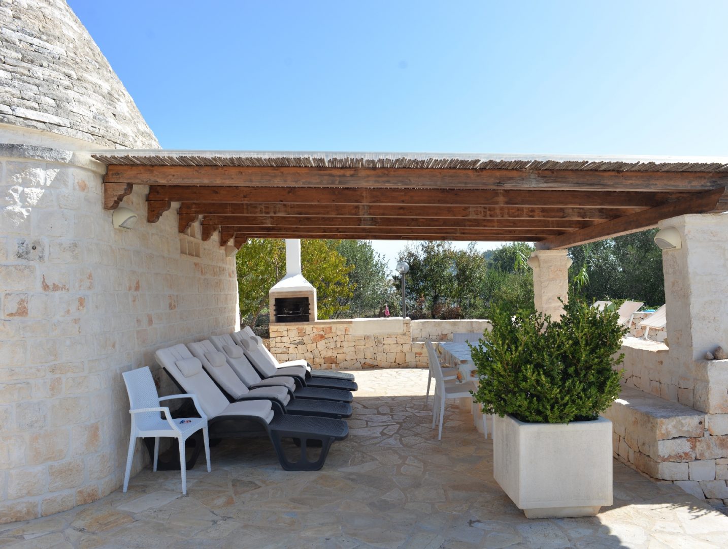 Terrasse mit Liegestühle Apulien Cisternino